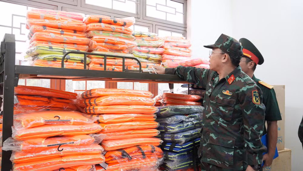 Đại tá Trần Hữu Ích kiểm tra kho vật chất dự trữ làm nhiệm vụ phòng, chống thiên tai-tìm kiếm cứu nạn tại Ban Chỉ huy quân sự xã Nghĩa Hành. (Ảnh: TD)