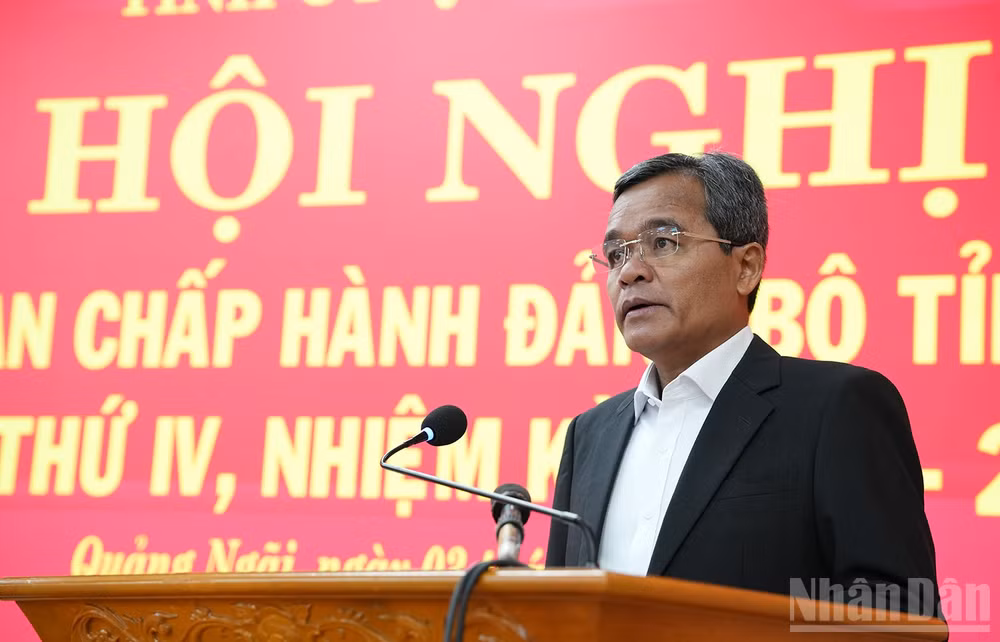 Đồng chí Hồ Văn Niên, Ủy viên Trung ương Đảng, Bí thư Tỉnh ủy Quảng Ngãi phát biểu khai mạc hội nghị.