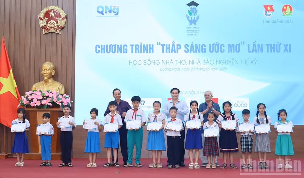 Lãnh đạo tỉnh Quảng Ngãi và đại diện Quỹ Học bổng Thắp sáng ước mơ trao học bổng cho các học sinh có hoàn cảnh khó khăn, vượt khó học giỏi ở Quảng Ngãi.