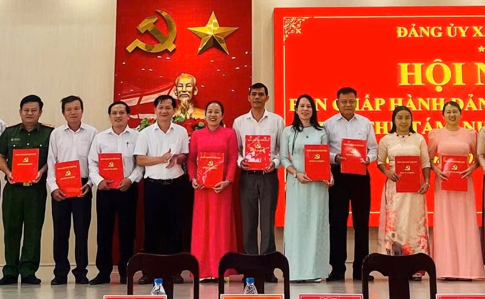 Bí thư Đảng ủy, Chủ tịch Hội đồng nhân dân xã Mộ Đức Nguyễn Phú Đức trao quyết định phân công các chi, đảng bộ phụ trách, theo dõi, giúp đỡ các thôn trên địa bàn xã. (Ảnh: VT).