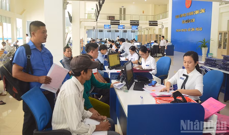 Cán bộ Trung tâm Phục vụ hành chính công tỉnh Quảng Ngãi phát huy trách nhiệm phục vụ nhân dân.