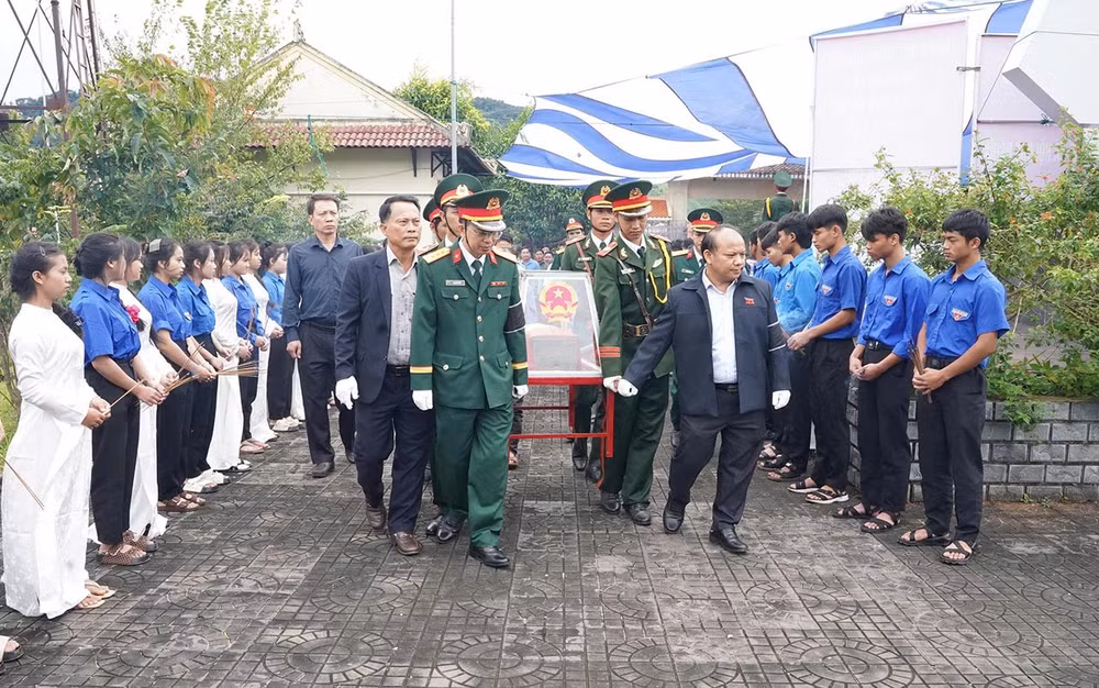 Lãnh đạo xã Tu Mơ Rông và Đăk Tờ Kan tiễn đưa hài cốt liệt sĩ A Ngõa về nơi an nghỉ cuối cùng. (Ảnh: BÁ THANH)