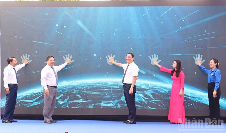 Thực hiện nghi thức khai mạc Ngày Sách và Văn hóa đọc Việt Nam năm 2026.
