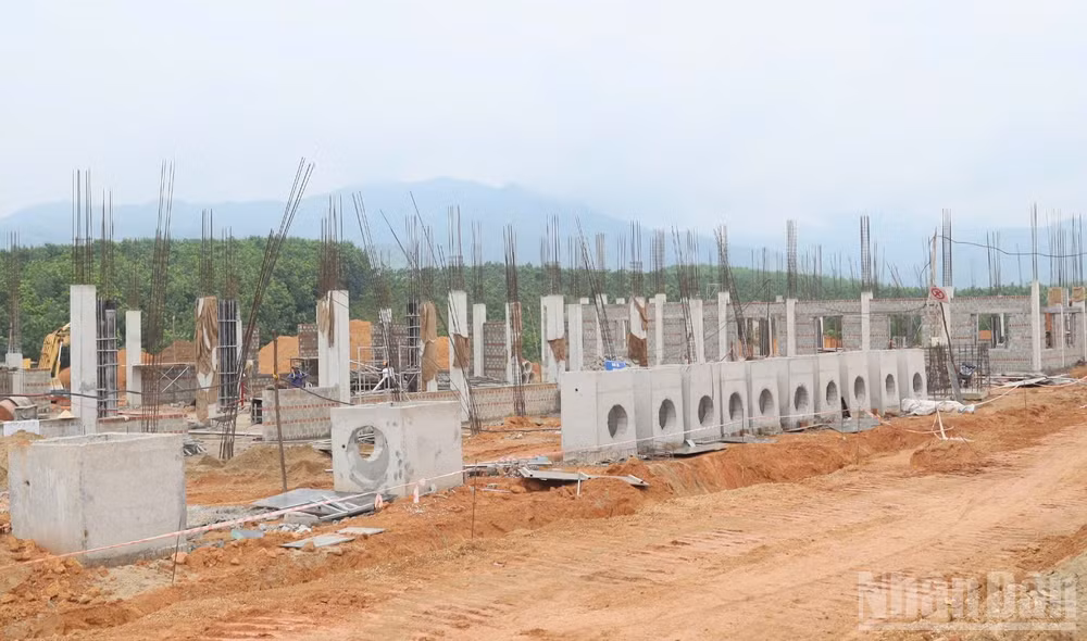 Đến cuối tháng 4 vừa qua, tại điểm trường Mô Rai, giá trị thi công chỉ đạt khoảng 25,5%. Đây là dự án chậm tiến độ nhất so với các dự án cùng khởi công trong đợt 1 vào giữa tháng 11/2025. 