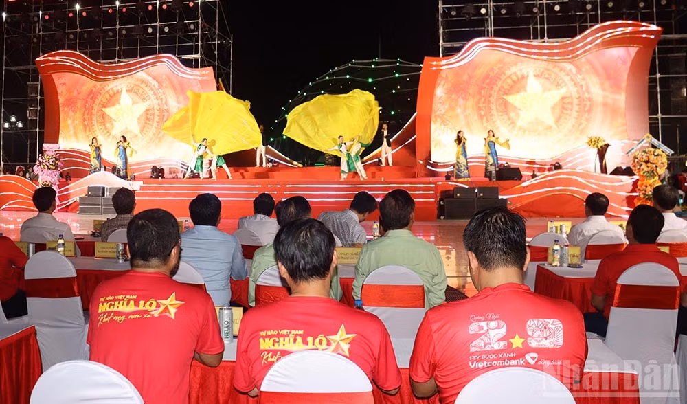 Đêm khai mạc chuỗi sự kiện “Tự hào Việt Nam - Nghĩa Lộ khát vọng vươn xa”, thu hút hàng nghìn người dân tham dự. (Ảnh: HIỂN CỪ)