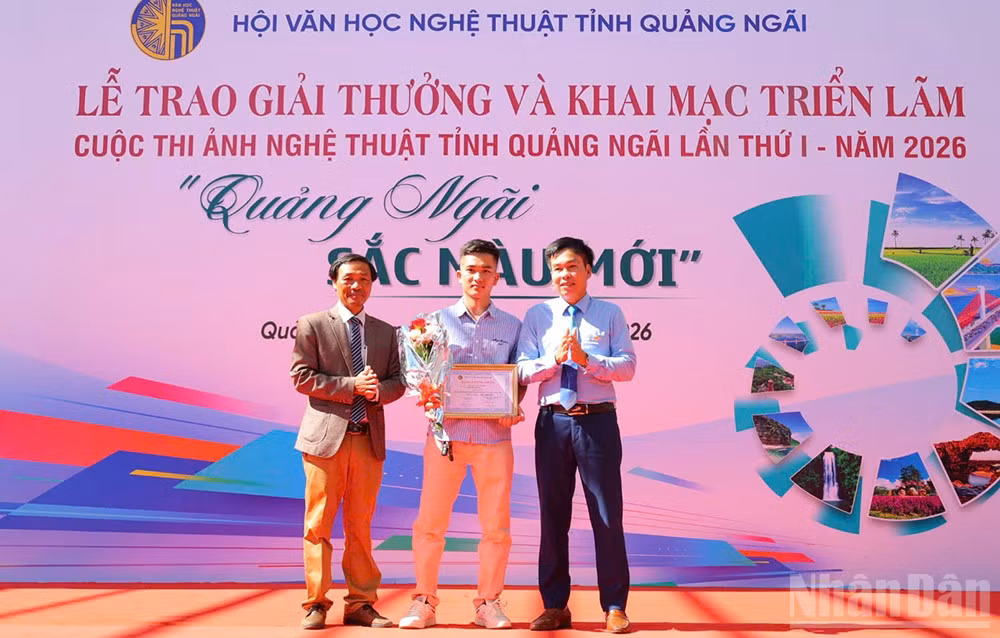Trao giải Nhất cho tác giả Nguyễn Việt Hoàng với tác phẩm “Nhịp nối qua mây”.