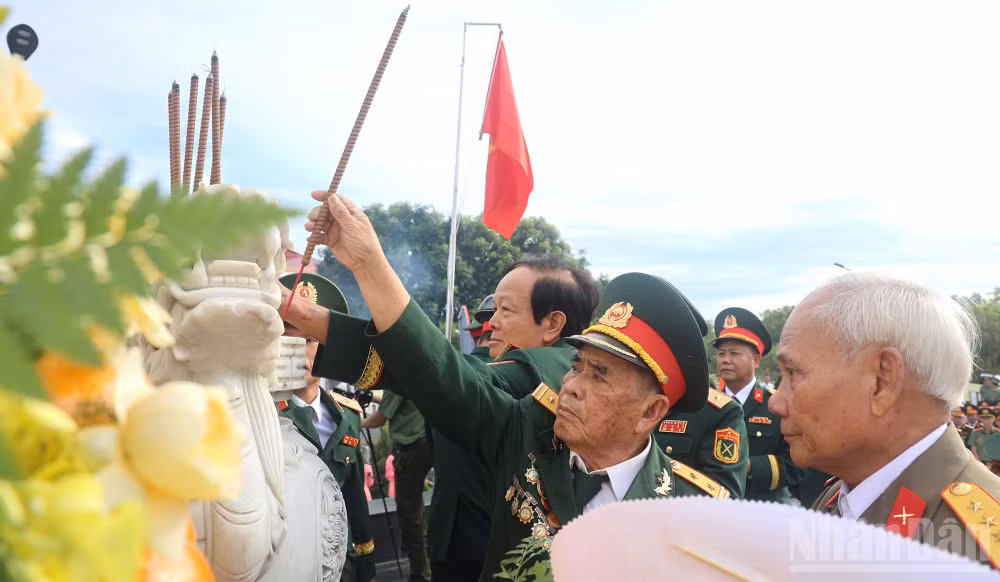 Dâng hương tri ân các Anh hùng liệt sĩ tại Nghĩa trang Liệt sĩ xã Vạn Tường.