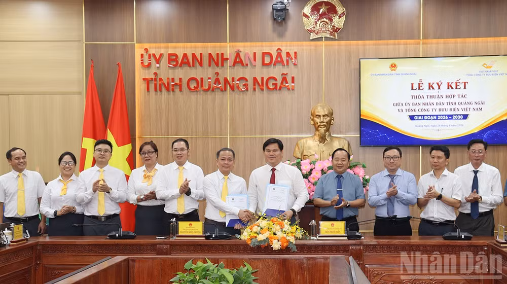 Lãnh đạo tỉnh Quảng Ngãi và Tổng công ty Bưu điện Việt Nam ký kết thỏa thuận hợp tác giai đoạn 2026-2030. (Ảnh: HIỂN CỪ)