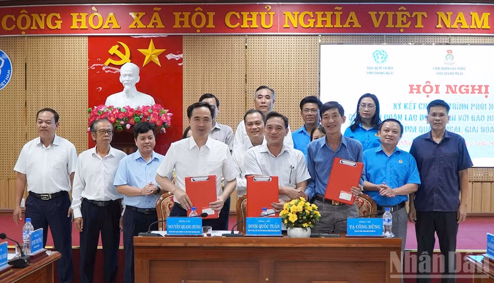 Lãnh đạo Liên đoàn Lao động tỉnh Quảng Ngãi, Bảo hiểm xã hội tỉnh và Sở Nội vụ ký kết chương trình phối hợp giai đoạn 2026-2030. (Ảnh: HIỂN CỪ) 
