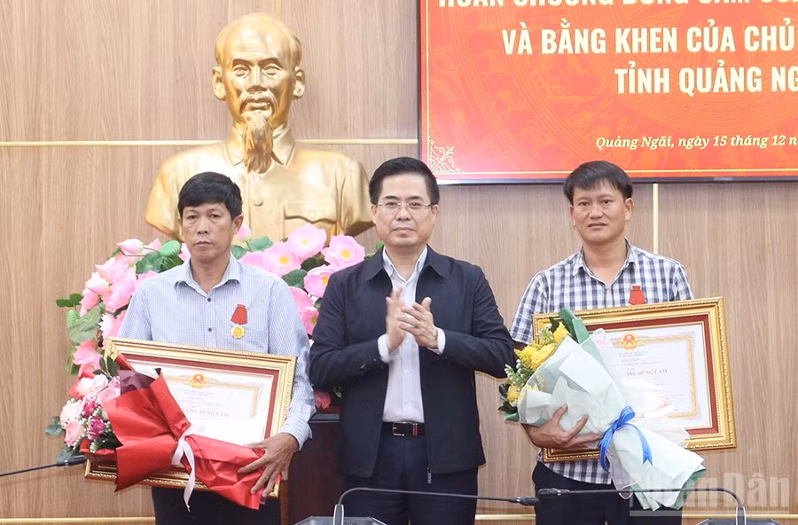 Chủ tịch Ủy ban nhân dân tỉnh Quảng Ngãi Nguyễn Hoàng Giang trao Huân chương Dũng cảm của Chủ tịch nước tặng thưởng cho 2 công dân đặc khu Lý Sơn.