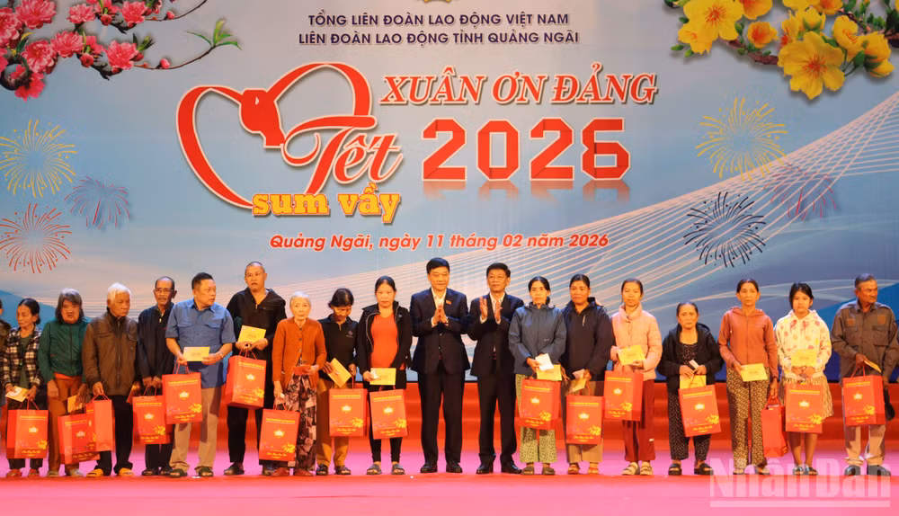 Những phần quà của chương trình “Tết Sum vầy Xuân ơn Đảng” không chỉ mang ý nghĩa hỗ trợ vật chất, mà còn là sự động viên tinh thần, củng cố niềm tin, để người lao động yên tâm làm việc, gắn bó với doanh nghiệp, với địa phương.