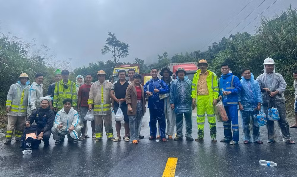Được tiếp tế thực phẩm, nước uống, người dân bị mắc kẹt tại đèo Lò Xo đều cảm thấy ấm lòng. (Ảnh: Cảnh sát giao thông Công an tỉnh Quảng Ngãi cung cấp)