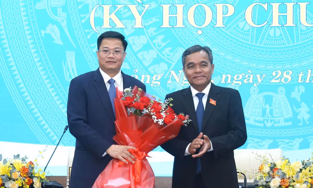 Đồng chí Hồ Văn Niên, Ủy viên Trung ương Đảng, Bí thư Tỉnh ủy Quảng Ngãi tặng hoa chúc mừng tân Chủ tịch Ủy ban nhân dân tỉnh Quảng Ngãi Nguyễn Đức Tâm.