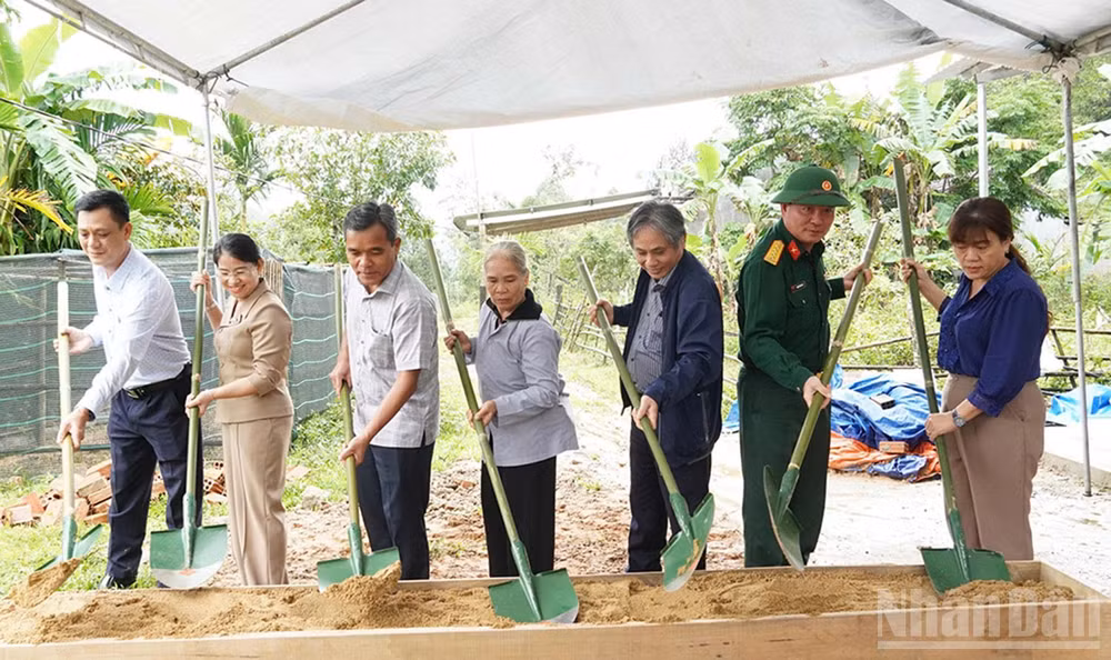 Bí thư Tỉnh ủy Quảng Ngãi Hồ Văn Niên cùng lãnh đạo các ban, sở, ngành của tỉnh và địa phương thực hiện nghi thức khởi công xây dựng nhà mới cho gia đình bà Hồ Thị Hương, ở xã Tây Trà.