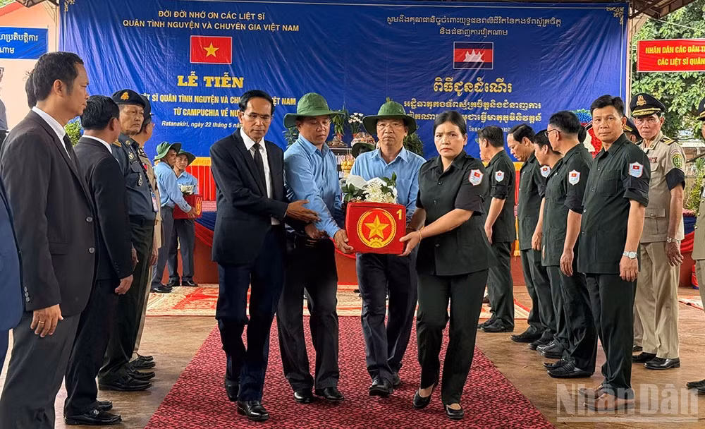Phó Chủ tịch Thường trực Ủy ban nhân dân tỉnh Quảng Ngãi Y Ngọc cùng các đại biểu tiễn đưa các liệt sĩ về đất mẹ Việt Nam.