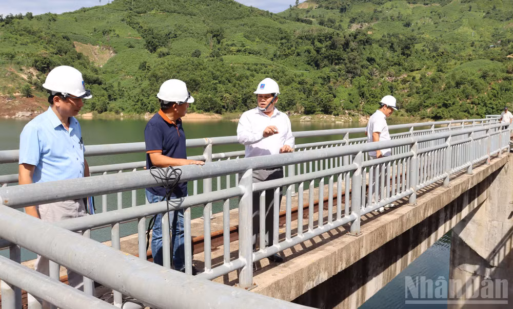 Phó Chủ tịch Ủy ban nhân dân tỉnh Quảng Ngãi Trần Phước Hiền kiểm tra công tác chuẩn bị ứng phó thiên tai tại hồ thủy điện Đakđrinh.