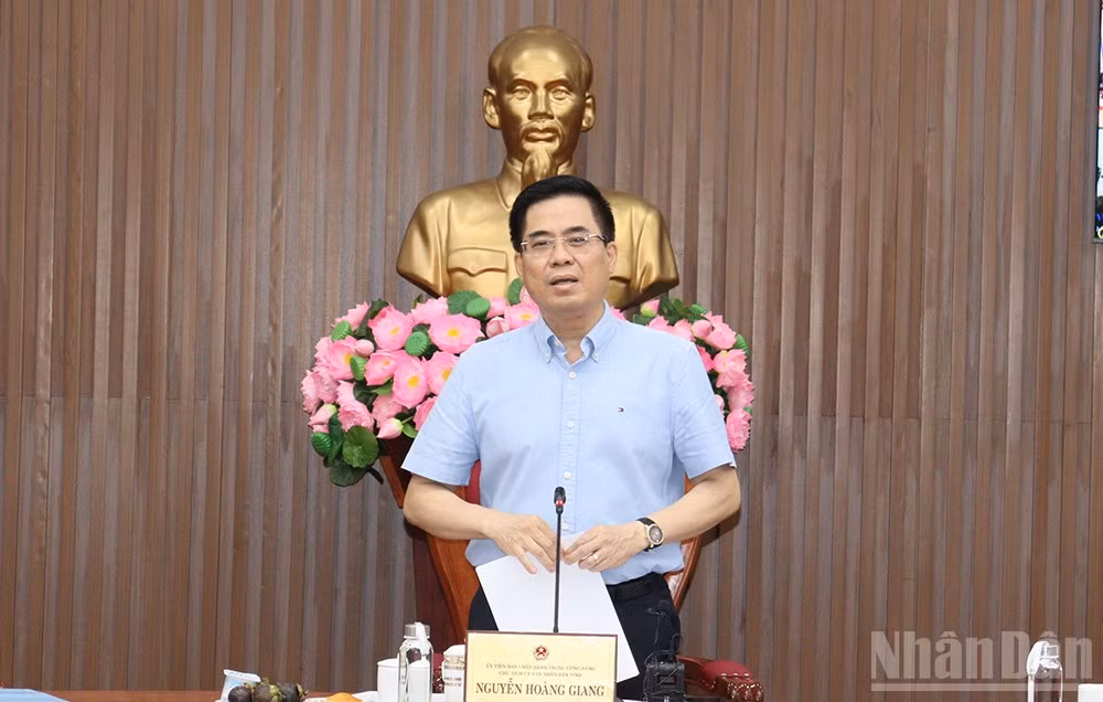 Đồng chí Nguyễn Hoàng Giang, Ủy viên Trung ương Đảng, Chủ tịch Ủy ban nhân dân tỉnh Quảng Ngãi kết luận tại hội nghị.