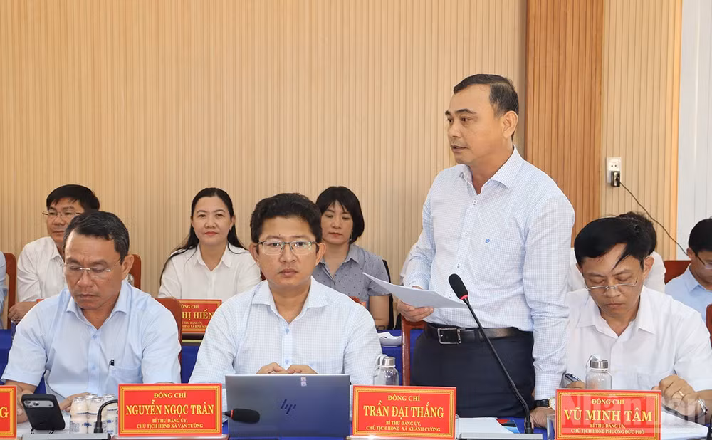 Bí thư Đảng ủy xã Khánh Cường Trần Đại Thắng phát biểu tại buổi làm việc.