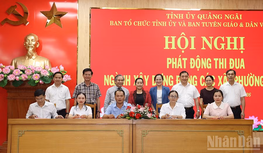 5 cụm trưởng ban xây dựng Đảng xã, phường gồm: Cẩm Thành, Đăk Bla, Bờ Y, Ba Tơ, Nghĩa Hành ký kết giao ước thi đua.