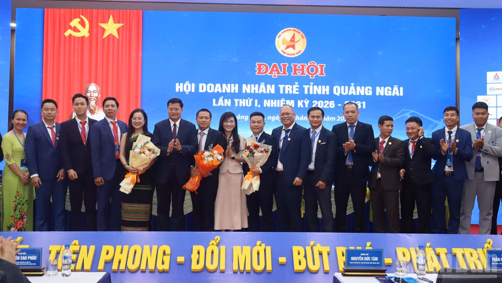 Lãnh đạo tỉnh Quảng Ngãi tặng hoa chúc mừng Ban Chấp hành Hội Doanh nhân trẻ tỉnh Quảng Ngãi khóa I, nhiệm kỳ 2026-2031. (Ảnh: HIỂN CỪ)