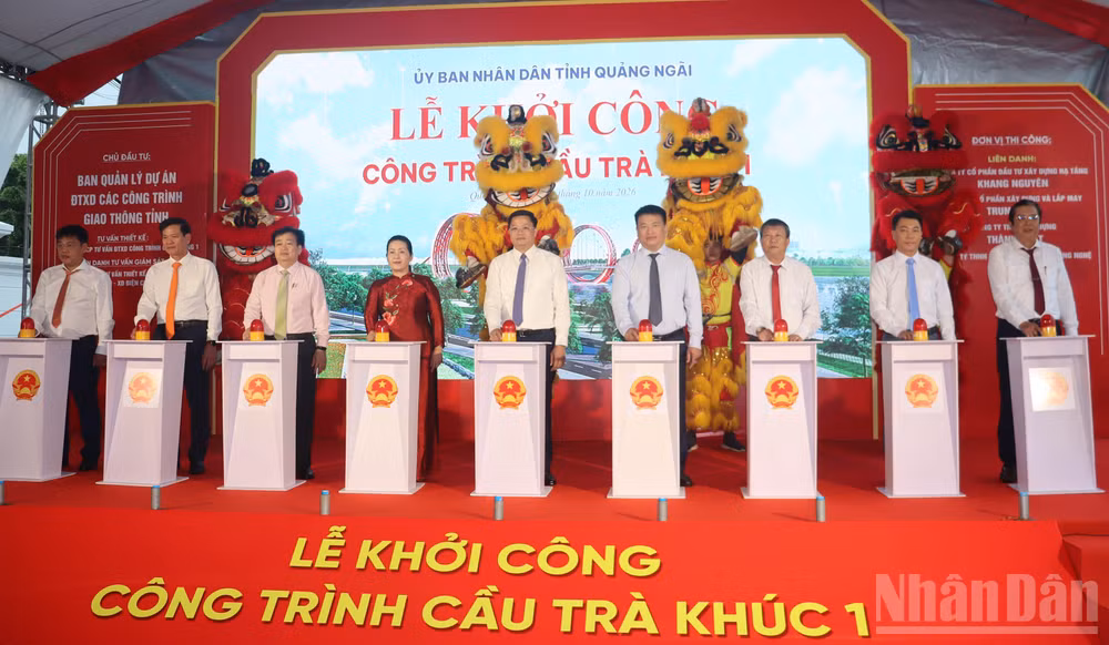 Các đại biểu thực hiện nghi thức khởi công công trình cầu Trà Khúc 1. (Ảnh: HIỂN CỪ)