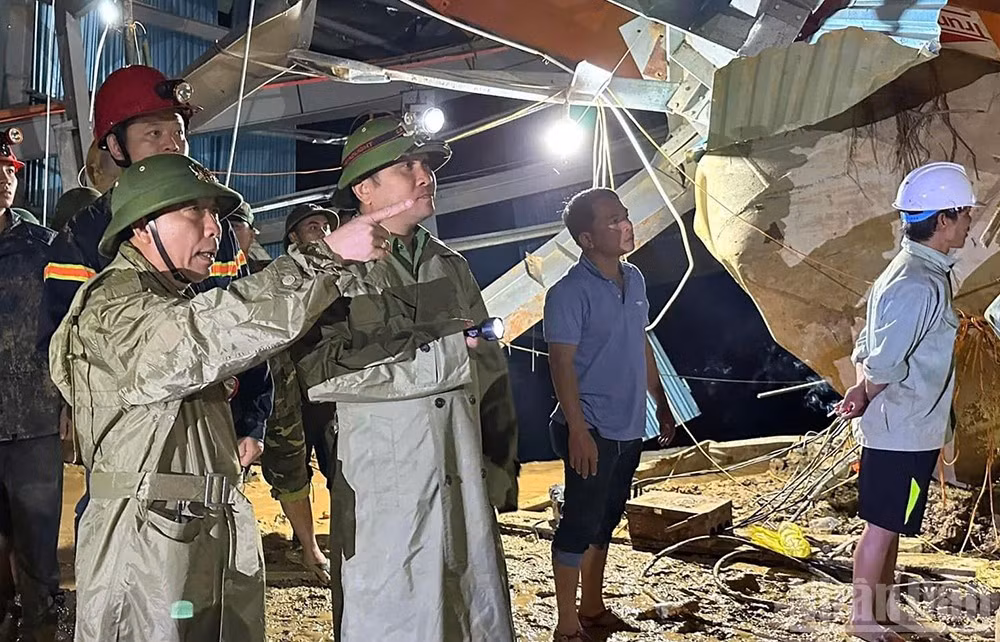 ndo_br_dong-chi-dai-ta-le-xuan-hung-pho-giam-doc-cong-an-tinh-truc-tiep-chi-dao-tim-kiem-cuu-nan-vu-sat-lo-thuy-dien-ka-tinh-1.jpg