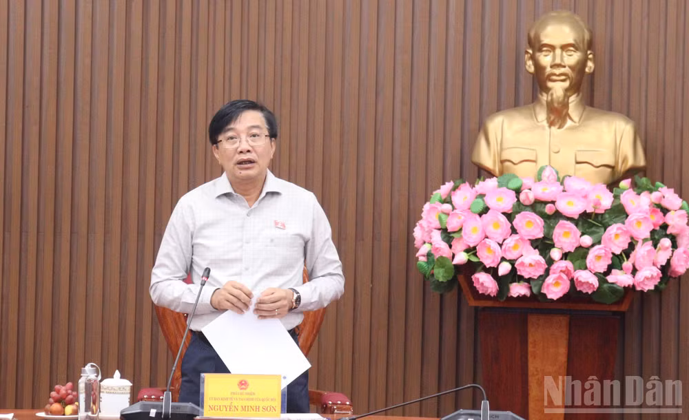 Phó Chủ nhiệm Ủy ban Kinh tế và Tài chính của Quốc hội Nguyễn Minh Sơn phát biểu kết luận buổi làm việc. (Ảnh: HIỂN CỪ)