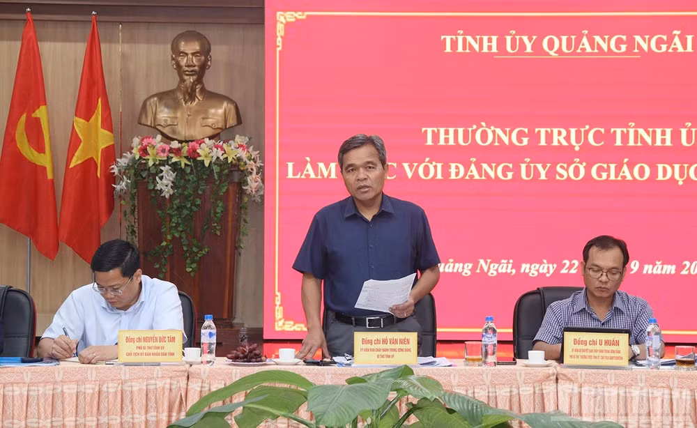 Đồng chí Hồ Văn Niên, Ủy viên Trung ương Đảng, Bí thư Tỉnh ủy Quảng Ngãi phát biểu kết luận tại buổi làm việc với Đảng ủy Sở Giáo dục và Đào tạo. (Ảnh: HIỂN CỪ)