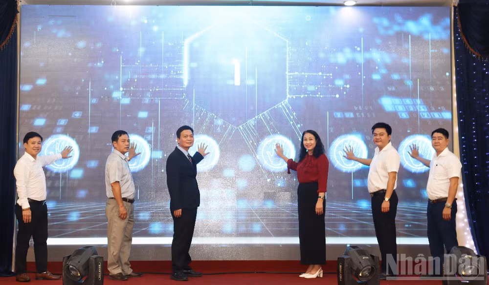 Các đại biểu thực hiện nghi thức phát động khóa tập huấn kỹ năng số trực tuyến năm 2026 trên cổng “Bình dân học vụ số”. (Ảnh: HIỂN CỪ)
