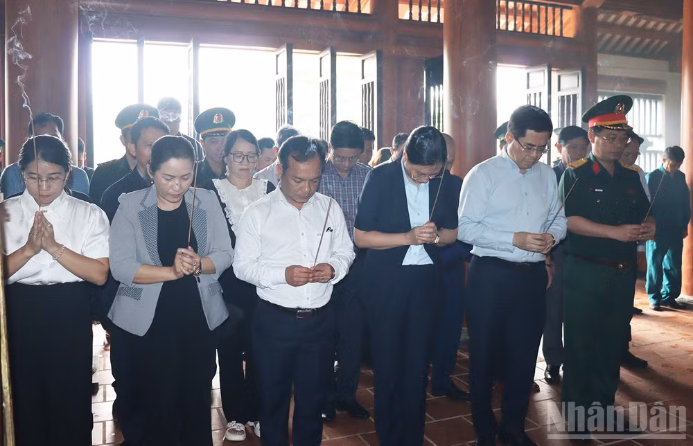 Lãnh đạo tỉnh Quảng Ngãi tưởng nhớ các anh hùng liệt sĩ tại Đền tưởng niệm Liệt sĩ Trường Sơn ở xã biên giới Bờ Y.