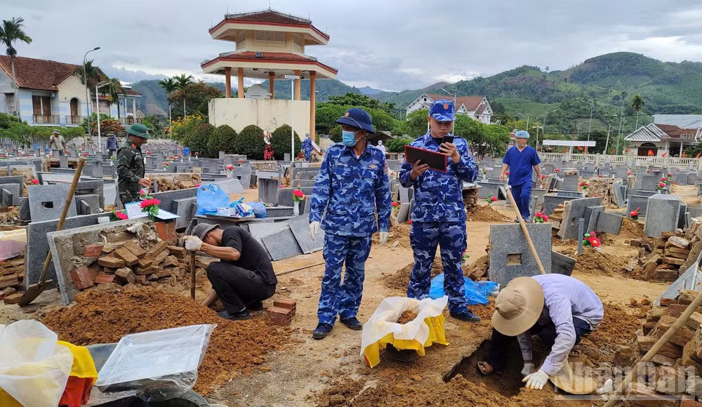 Cán bộ, chiến sĩ Vùng Cảnh sát biển 2 cùng các lực lượng thu thập, số hóa xác định danh tính các liệt sĩ chưa xác định được thông tin tại Nghĩa trang Liệt sĩ xã Sơn Hà, tỉnh Quảng Ngãi.