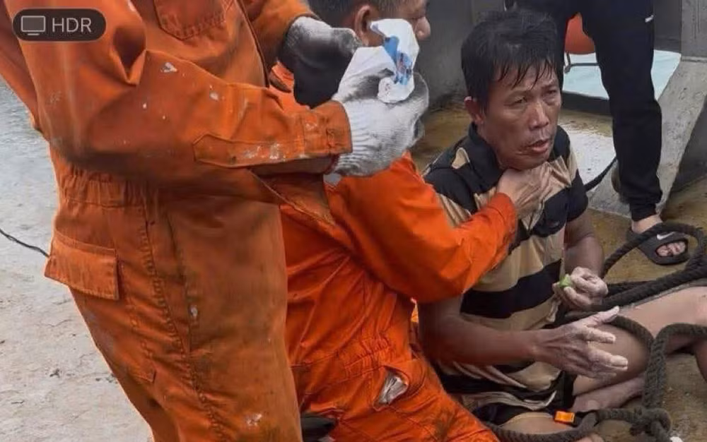 Sau nhiều giờ lênh đênh lênh biển chống chọi với sóng to, gió lớn, ông Phan Duy Quang, ở đặc khu Lý Sơn, 1 trong 3 nạn nhân mất tích trên biển đã được tàu Hải Nam 39 cứu sống. 