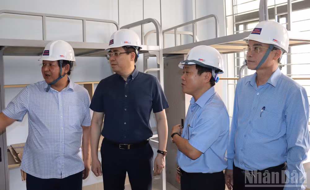 Chủ tịch Ủy ban nhân dân tỉnh Quảng Ngãi Nguyễn Hoàng Giang kiểm tra việc thi công khu ký túc xá tại Trường trung học phổ thông chuyên Lê Khiết.