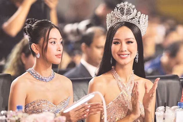 Lê Nguyễn Bảo Ngọc (bên phải), Hoa hậu Liên lục địa 2022 và Hoa hậu Việt Nam 2018 Trần Tiểu Vy trên hàng ghế Ban giám khảo cuộc thi Hoa hậu Việt Nam 2022. Ảnh: Phú Thọ