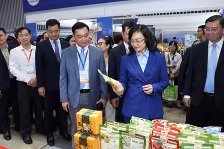 Thứ trưởng Công thương Phan Thị Thắng và các đại biểu tham quan gian hàng sản phẩm của doanh nghiệp tại Diễn đàn Xuất khẩu 2026 và Triển lãm Kết nối chuỗi cung ứng hàng hóa quốc tế. (Ảnh: CỘNG TÁC VIÊN)