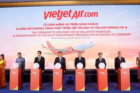 Lãnh đạo hai nước chào mừng cột mốc 50 triệu lượt hành khách trên mạng bay Việt Nam-Thái Lan.