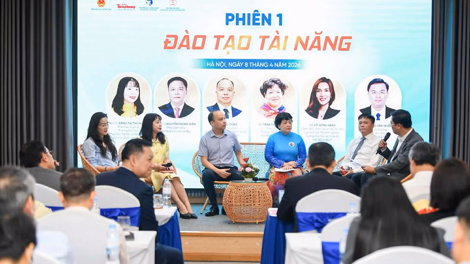 Phiên tọa đàm “Đào tạo tài năng” và “Chính sách thu hút, đãi ngộ tài năng trong bối cảnh mới” được thảo luận sôi nổi.