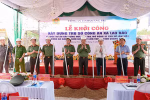 Ban giám đốc Công an Quảng Trị cùng lãnh đạo tỉnh thực hiện nghi thức khởi công xây dựng trụ sở Công an xã Lao Bảo. (Ảnh: LÂM QUANG HUY)