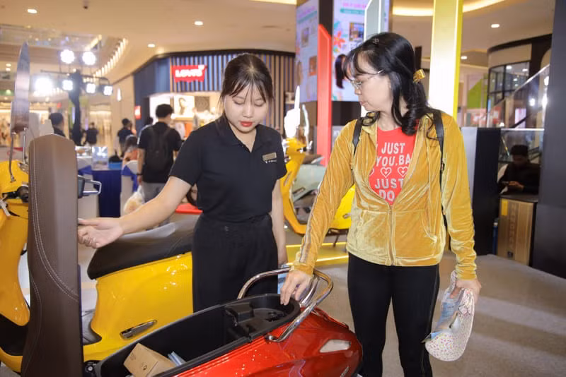 lai-thu-xe-may-dien-vinfast-cop-xe-1721923784.jpg