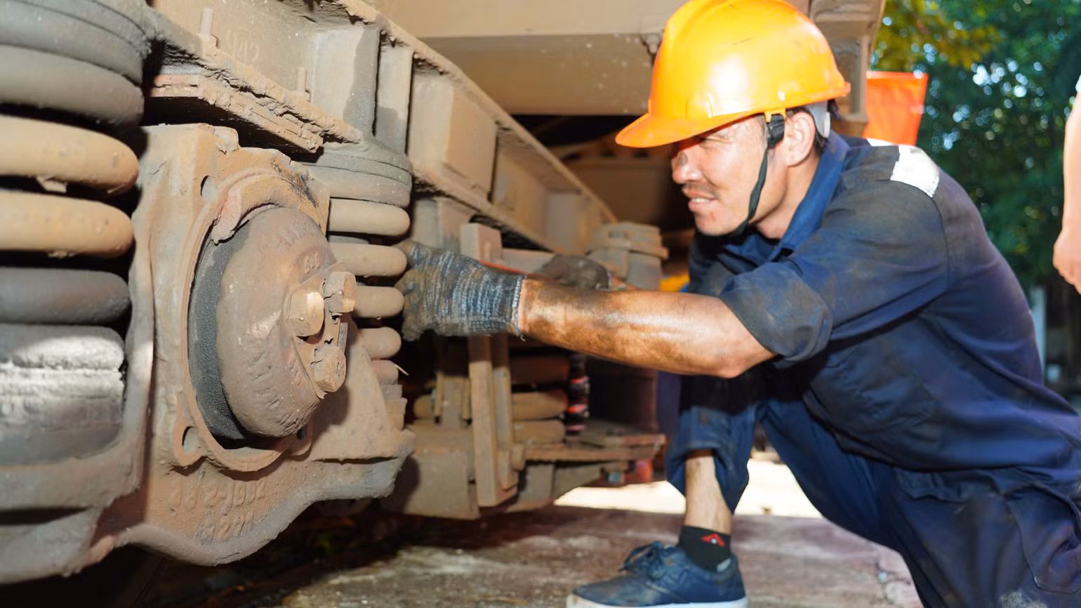Gallery - Nâng cao tay nghề công nhân khám chữa toa xe, bảo đảm an toàn chạy tàu - image 4