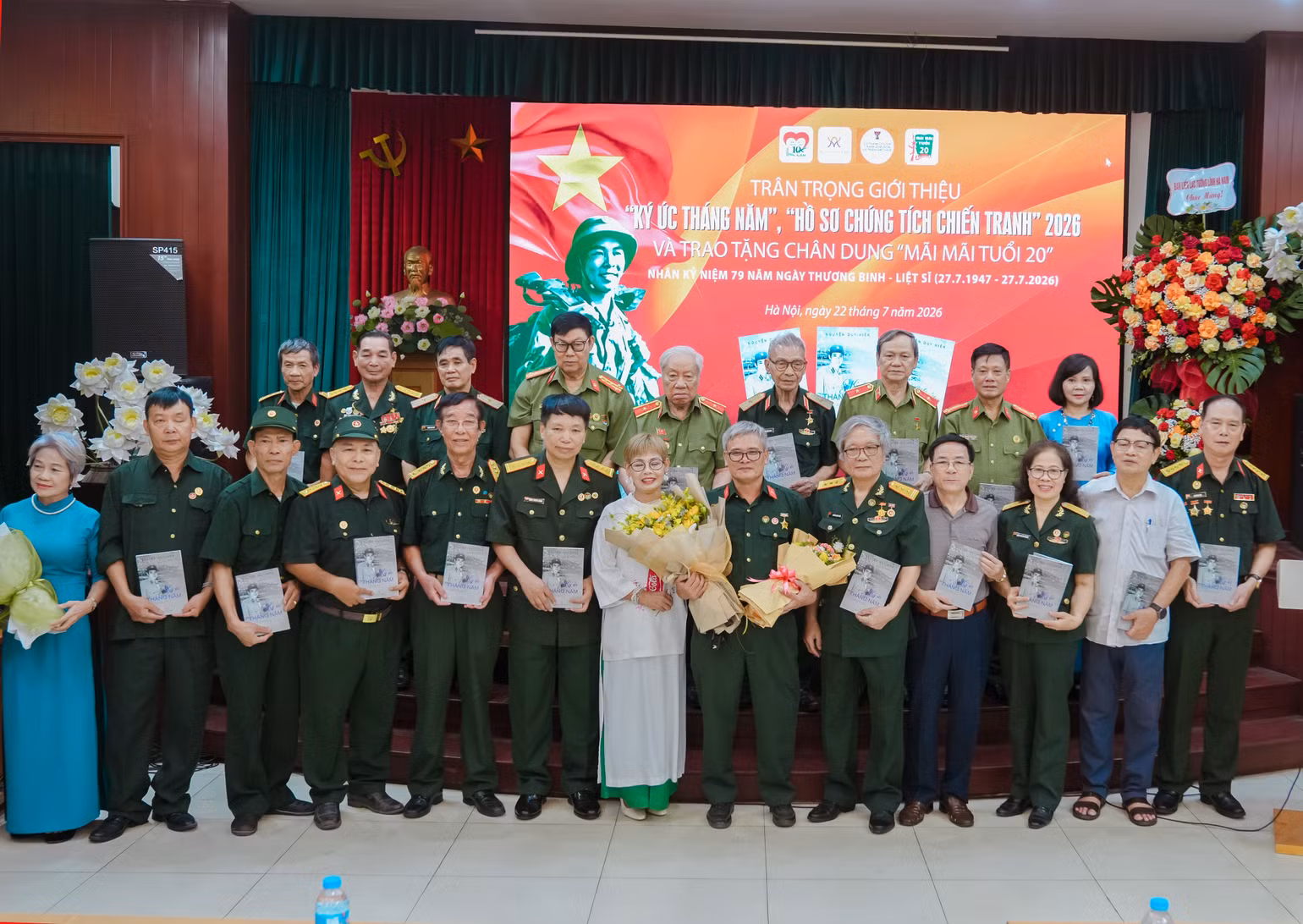 2-thuong-binh-nguyen-duy-hien-tang-sach-tuong-trung.jpg