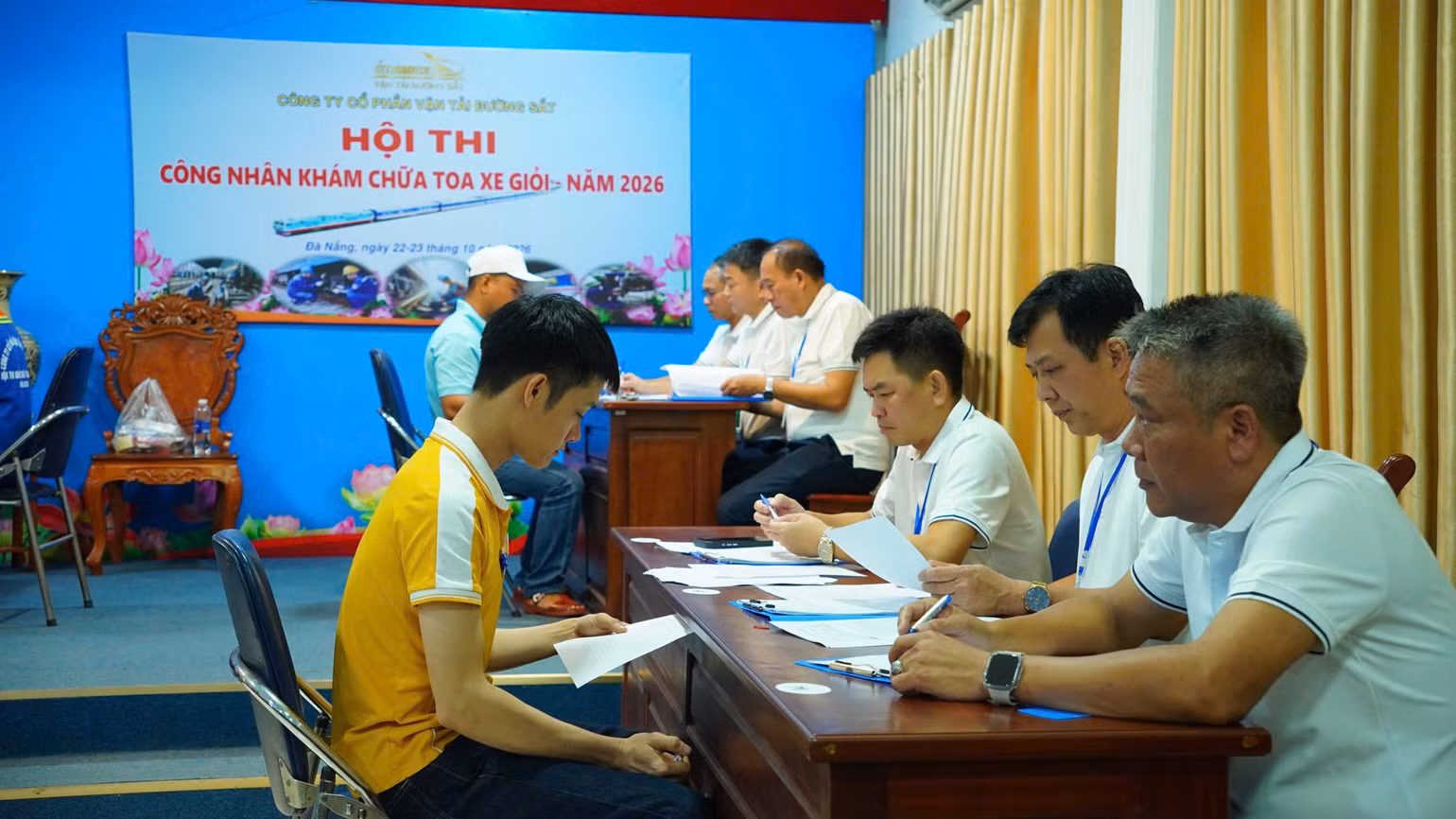 Gallery - Nâng cao tay nghề công nhân khám chữa toa xe, bảo đảm an toàn chạy tàu - image 5