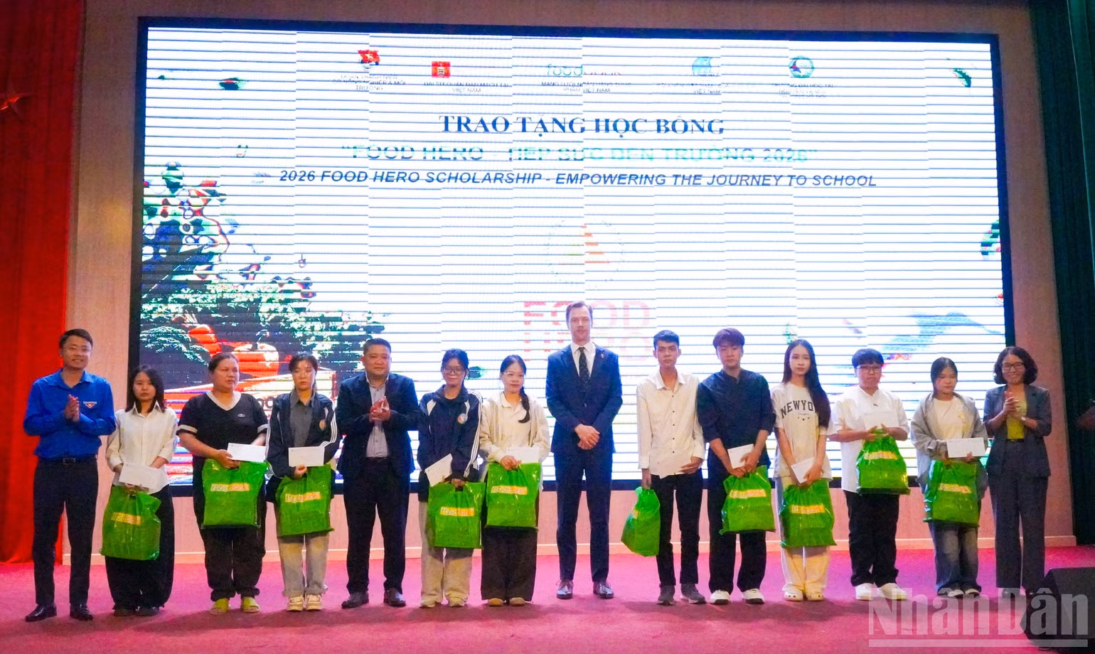 Đại diện các đơn vị trao học bổng cho các em học sinh vượt khó học giỏi. ndo_br_9d030d056967e939b076.jpg