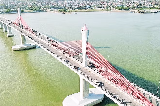 Cầu Cửa Hội kết nối hai bờ sông Lam - điểm nhấn giao thương kinh tế, xã hội vùng ven biển Nghệ An - Hà Tĩnh.