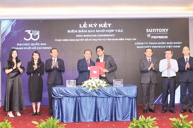 Đại học Quốc gia Thành phố Hồ Chí Minh ký kết biên bản hợp tác với doanh nghiệp. (Ảnh CTV)