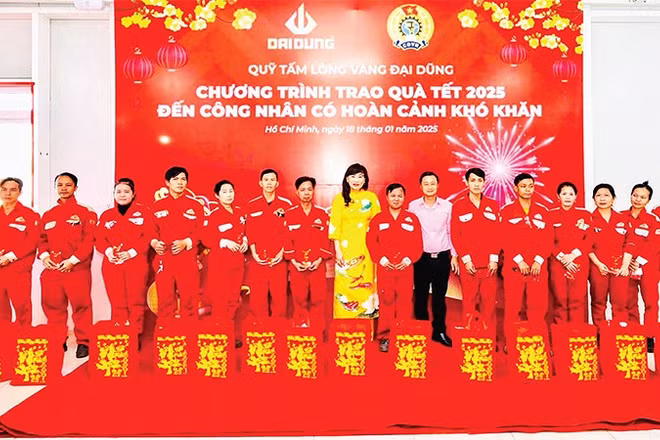 Công ty Cơ khí-Xây dựng-Thương mại Đại Dũng trao quà Tết tặng người lao động hoàn cảnh khó khăn.