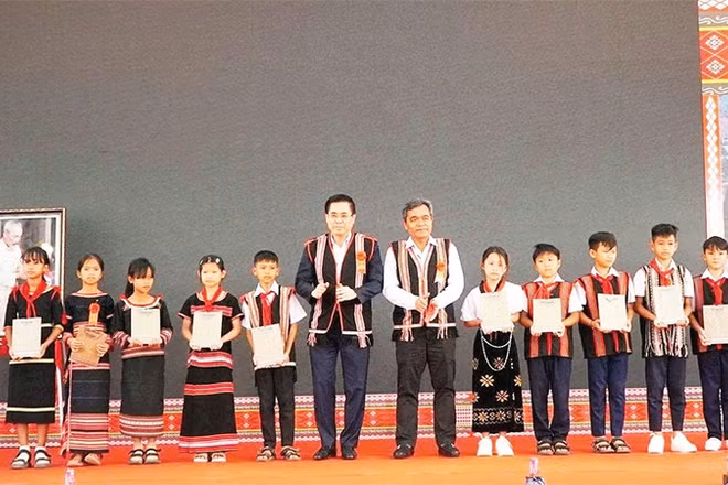 Lãnh đạo tỉnh Quảng Ngãi tặng quà cho học sinh nghèo xã biên giới Bờ Y.