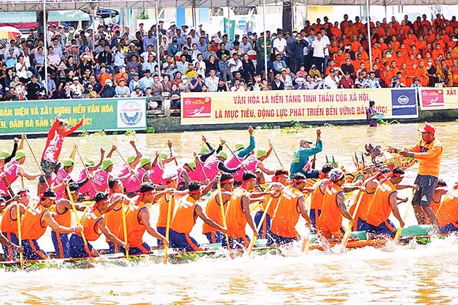 Hai đội đua tranh tài quyết liệt tại Giải đua ghe ngo trên dòng sông Maspéro, phường Phú Lợi, thành phố Cần Thơ.