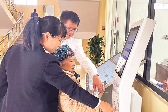 Hỗ trợ công dân các thao tác trên ứng dụng điện tử tại Trung tâm Phục vụ hành chính công phường Tam Sơn.
