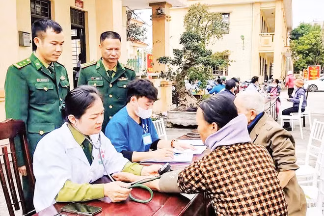 Bộ đội Biên phòng tỉnh Hưng Yên tổ chức khám bệnh, phát thuốc miễn phí cho người dân ven biển.
